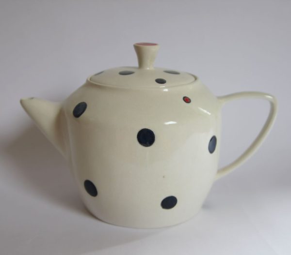 svarun-world-decorative-ceramics-tea-pot-classic-v-red-dot
