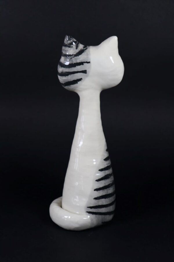 svarun-world-unikatna-keramika-macka-bijelo-siva-a
